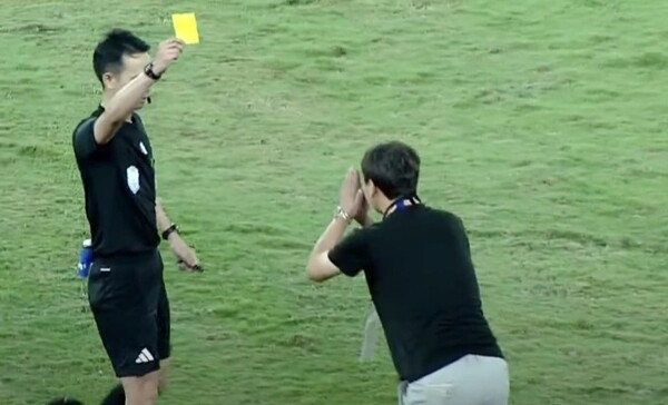 특히 후반전 추가시간, 인도네시아 선수의 스로인을 지연시키다 옐로카드(경고)를 받고, 심판에게 합장하며 사과하는 모습은 팬들에게 또다른 볼거리를 선사했는데, 이에 대해 김 감독은 “당시 선수들이 지쳐 있었기에 내가 할 수 있는 행동으로 선수들에게 자신감을 북돋고 다시 경기에 집중할 수 있도록 의도했던 것”이라고 설명했다. (사진=FPT 중계화면 캡쳐)