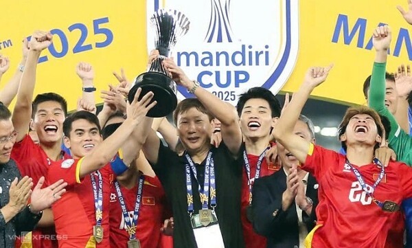 김상식 베트남 축구대표팀 감독이 베트남을 아세안축구연맹(AFF) U-23(23세 이하) 챔피언십 우승으로 이끌며 베트남 축구 역사를 다시 썼다. 이로써 김 감독은 A대표팀과 연령별 대표팀 동남아컵 우승을 차지한 사상 최초의 베트남 감독이라는 대기록을 세웠다. (사진=VnExpress/Hai Tu)