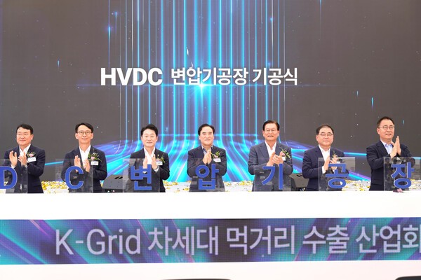 효성중공업 HVDC 변압기 공장 기공식에서 이상운 효성 부회장 등 참석자들이 박수를 치며 착공을 축하하고 있다. (왼쪽부터) 서철수 한전 부사장, 김명주 경남도 경제부지사, 이호현 산업통상자원부 차관, 김종양 의원, 부회장, 허성무 의원, 최형두 의원. (사진=효성중공업)