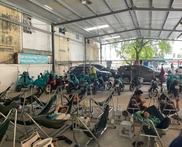 호치민시의 한 카페형 충전소. 호치민시가 운행중인 영업용 이륜차의 100% 전동화를 목표로 세우고 다양한 지원 정책을 마련 중인 가운데 전동 이륜차 충전을 지원하는 카페형 충전소가 하나 둘 생겨나며 새로운 사업 아이템으로 각광을 받고 있다. (사진=VnExpress/Ngoc Ngan)