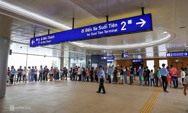 호치민 지하철 1호선 빈타이역 내 대합실. 호치민시가 지하철 1호선의 각 역사 내 상점과 카페 등 상업 공간 조성을 추진하고 있다. 호치민시는 이러한 계획이 통근객들의 편의성을 높이고, 지하철역을 활기 넘치는 허브로 탈바꿈시키는 데 큰 도움이 될 것으로 기대하고 있다. (사진=VnExpress/Thanh Tung)