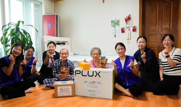 효성 임직원들이 중복인 30일 국가유공자 가정을 방문 삼계탕 세트(탕 5개, 죽 4개)를 전달한뒤 기념촬영을 하고 있다. 이날 효성은 200가구에 삼계탕 세트를 후원했다. (사진=효성)