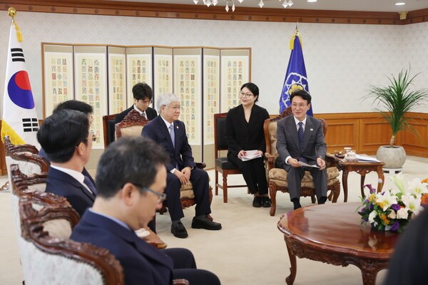 김민석 총리와 도 반 찌엔 베트남 조국전선위원장이 양국간 포괄적 전략 동반자 관계 발전 방안에 대해 논의하고 있다. (사진=국무조정실)