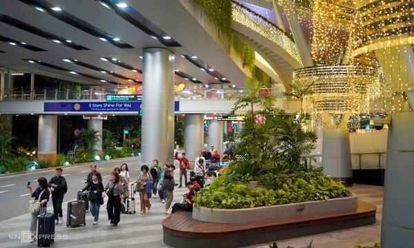 작년 12월 성탄절을 맞아 다양한 장식물로 단장한 다낭국제공항의 모습. 베트남 2개 국내선이 지난달 세계에서 가장 분주한 10대 항공 노선에 포함됐다. (사진=VnExpress/Nguyen Dong)