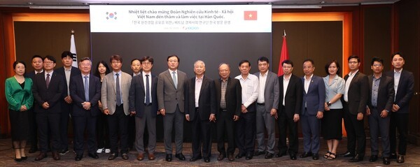 한전이 베트남 경제•사회연구단 11명을 서울로 초청해 가진 원전협력 워크숍에서 양측 관계자들이 기념촬영을 하고 있다. 워크숍에서 한전은 K-원전 기술과 경험을 공유하고 맞춤형 솔루션을 제시하며 베트남 원전사업의 최적 파트너임을 강조했고, 베트남측은 사업 초기단계부터 성과에 이르기 까지 다양한 분야에 큰 관심을 보였다. (사진=한국전력공사)