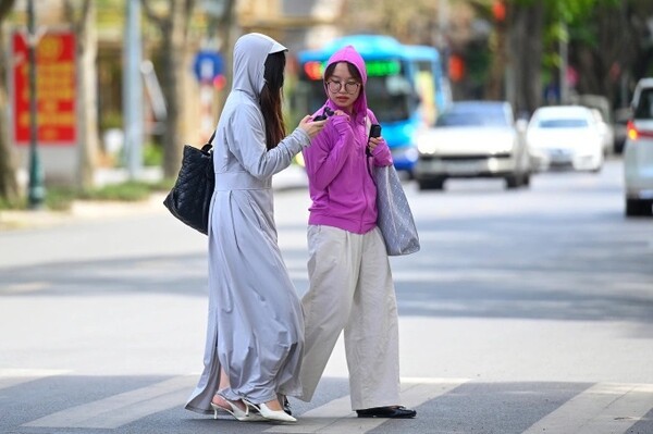 40도를 오르내리는 폭염 속 길을 건너고 있는 하노이 시민들. (사진=VnExpress/Giang Huy)