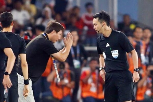 ‘아세안축구연맹(AFF) U-23 챔피언십’ 대회 베트남과 인도네시아 결승전에서 김상식 베트남팀 감독이 추가시간 판정불만 제스처를 취하다 주심이 경고하러오자 허리를 굽혀 인도네시아법 인사를 하고 있다. (사진=VnExpress)