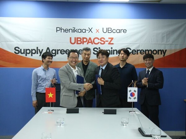 정대원 유비케어 병원사업본부 PACS사업팀장(앞줄 오른쪽)과 레 안 선 베트남 페니카엑스 대표 겸 페니카그룹 부대표(왼쪽)가 PACS솔루션 공급계약을 체결한후 양송현 GC베트남법인 대표(뒷줄 왼쪽 두번째) 및 양측 임직원들과 기념촬영을 하고 있다. (사진=GC녹십자)