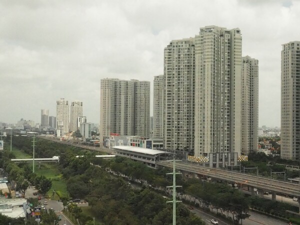 베트남 호치민시 옛 2군 일대 아파트 전경. 올들어 호치민시의 주택소유권증명서(핑크북) 발급이 지지부진한 모양새다. (사진=인사이드비나/이승윤)