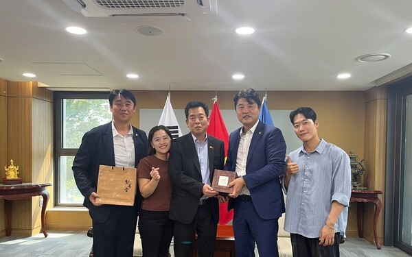 권재행 한국다문화재단 이사장(오른쪽에서 세번째)이 주한베트남대사관을 방문해 부 호 대사(가운데)에게 경주 제선당의 전통한방식품을 전달하고 있다. 제선당 제품은 오는 10일 방한하는 베트남 최고지도자 일행에 방한기념 선물로 제공된다. (사진=경주시) 