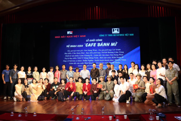 한국-베트남 합작뮤지컬 ‘카페 바인미(Cafe Banh Mi)‘의 양국 제작진들이 기념촬영을 하고 있다. 이 작품은 양국 문화예술 교류•협력 도모를 위해 기획됐으며 베트남 독립기념일(9월2일) 80주년 기념작품으로 베트남국립극장에서 초연된다는 점에서 큰 의미가 있다. (사진=동국대)