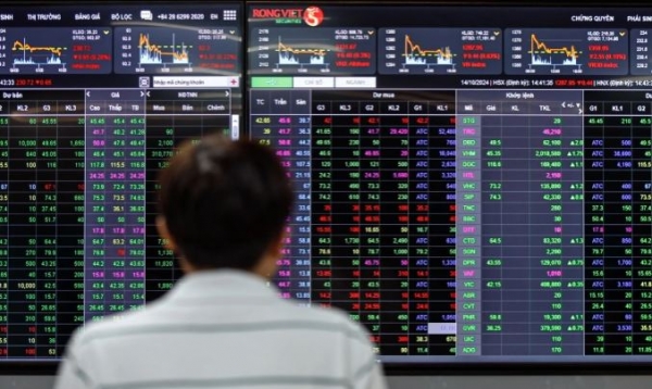 호치민시의 한 증권사에서 투자자가 시세판을 바라보고 있다. 올들어 베트남증시 호조에 힘입어 증권계좌 수가 1000만개를 넘어서는 등 두자릿수 증가세를 보이고 있다. (사진=VnExpress/An Khuong)