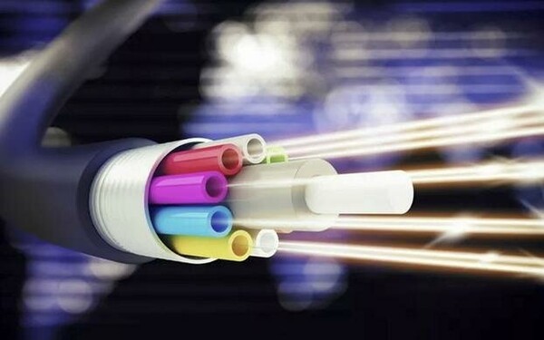 베트남이 자국 기업이 100% 소유·운영하는 첫 지상 광케이블을 구축해 본격적인 운영에 들어갔다. (그래픽=vnreview)