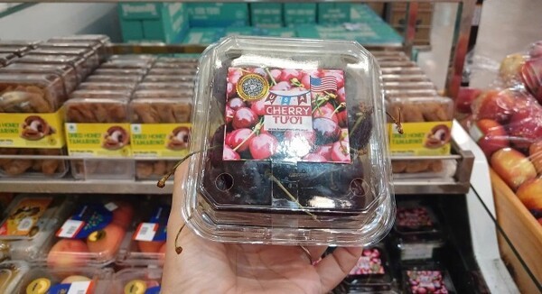 베트남의 한 슈퍼마켓에서 판매 중인 미국산 체리. 상반기 베트남의 미국산 상품 수입액이 두자릿수 증가세를 보인 것으로 나타났다. (사진=VnExpress/Thi Ha)