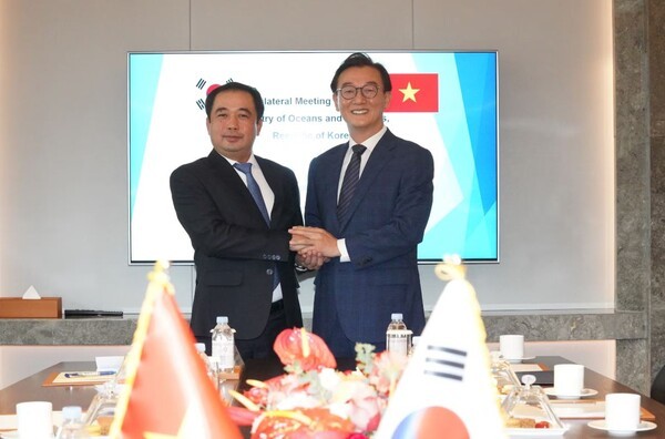 전재수 해양수산부 장관(오른쪽)과 쩐 득 탕 베트남 농업환경부 장관이 양국 협력방안 논의에 앞서 악수를 나누고 있다. (사진=해양수산부) 