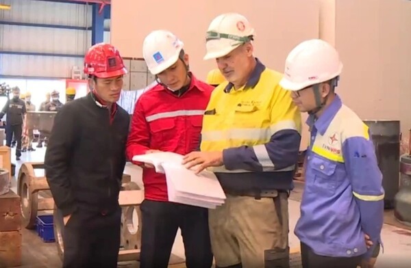 베트남이 2단계로 구분돼 있던 외국인에 대한 노동 허가서 발급 절차를 일원화했다. 새 시행령에 따르면 관할 당국은 고용주의 외국인 노동 허가 신청서와 관련 필수 서류를 접수한 날로부터 10영업일 내 신청서의 승인 여부를 결정하고, 허가를 발급해야 한다. 관할 당국은 노동 허가서를 발급하지 않거나, 외국인 근로자가 필요하지 않다고 판단되는 경우, 접수일로부터 3영업일 내 반려 사유를 서면으로 기업 측에 제시해야 한다. (사진=베트남정부전자신문)