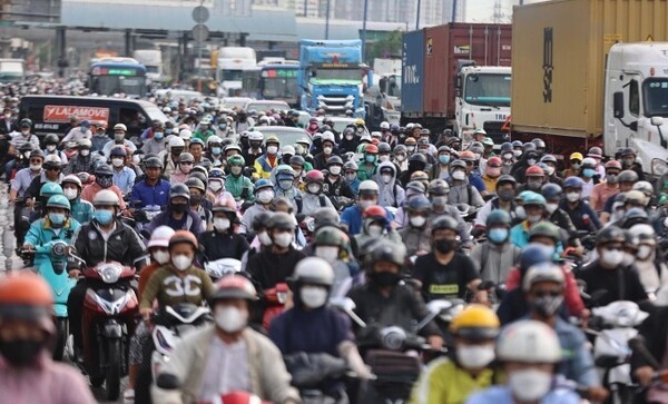 호치민시 한 거리를 가득 메운 차량들의 모습. 호치민시가 대기질 개선을 위해 친환경 차량 전환에 속도를 내고 있는 가운데 특히 오염이 심각한 도심지를 저배출구역(LEZ)으로 지정해야 한다는 주장이 제기되면서 시내 운행 차량이 제한될 지 관심이 쏠리고 있다. (사진=VnExpress/Quynh Tran)