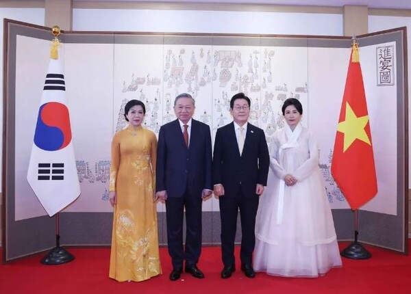 이재명 대통령과 또 럼 베트남 공산당 서기장이 정상회담에 앞서 용산 대통령실에서 열린 공식 환영행사에서 의장대를 사열하고 있다. 아래사진은 의장대 사열후 이 대통령과 부인 김혜경 여사, 럼 서기장과 부인 응오 프엉 리(Ngô Phương Ly) 여사가 기념촬영을 하고 있는 모습. (사진=베트남 공산당 포털)