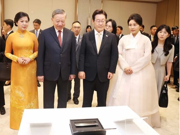 이재명 대통령-김혜경 여사 부부와 또 럼 베트남 공산당 서기장-응오 프엉 리 여사 부부가 공식환영행사후 서로 교환한 기념선물을 살펴보고 있다. 김 여사와 리 여사는 이날 따로 만나 문화예술, 인적교류 등에 대해 대화를 나눈후 국립중앙박물관을 방문, 유물들을 관람하며 친교의 시간을 가졌다. (사진=베트남 공산당 포털) 