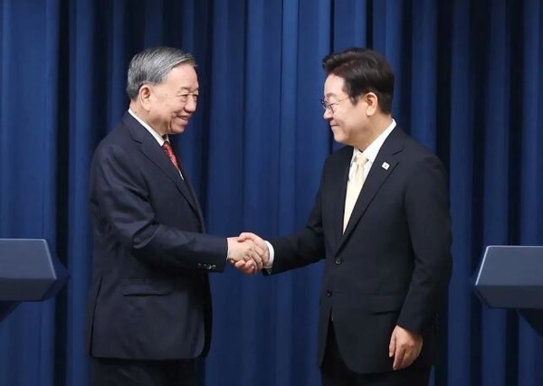 이재명 대통령과 국빈방한한 또 럼 베트남 공산당 서기장이 11일 정상회담 결과를 알리는 공동언론발표에 앞서 악수를 나누고 있다. 이 대통령과 럼 서기장은 이날 저녁 열린 국빈만찬에서 환담과 양국 예술인 공연을 관람하며 친교와 교류협력 의지를 다졌다. (사진=베트남 공산당 홈페이지) 