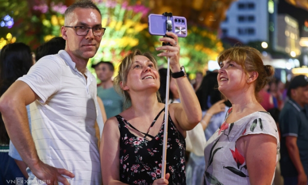 호치민시 응웬후에 보행자거리를 방문한 외국인 관광객들 모습. 베트남이 관광 산업 활성화를 위해 스위스를 비롯한 유럽 12개국을 비자 면제국으로 추가 지정했다. 이에 따라 해당국 출신 외국인은 오는 2028년까지 별도 비자 없이 관광 목적으로 베트남을 방문할 수 있다. (사진=VnExpress/Quynh Tran)