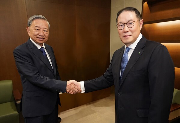 조현상 HS효성 부회장이 연세대학교에서 명예정치학박사 학위를 받은 또 럼 베트남 서기장과 악수하며 인사를 나누고 있다. 연세대 교육학과 90학번 동문인 조 부회장은 럼 서기장의 공적 추천서를 작성해 전달하는 등 명예박사 수여에 큰 역할을 했다. (사진=HS효성)