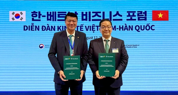 이호성 하나은행장(오른쪽)과 레 응옥 럼 BIDV은행장이 QR결제서비스 업무협약을 체결한후  협약서를 들어보이고 있다. 하나은행은 지난 2019년 BIDV 지분 15%를 인수해 전략적 파트너십을 구축했으며, 이후 자회사인 GLN인터내셔널을 통해 디지털금융 협력을 지속적으로 이어오고 있다. (사진=하나은행)