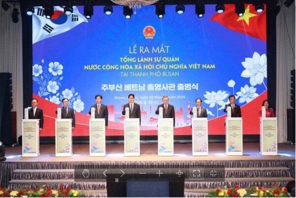 또 럼 베트남 당서기장(윗사진 오른쪽)이 부산을 방문 박형준 시장을 만나 환담한후 주부산 베트남총영사관 출범식에서 박 시장 등과 함께 출범 기념버튼을 누르고 있다. (사진=부산시)