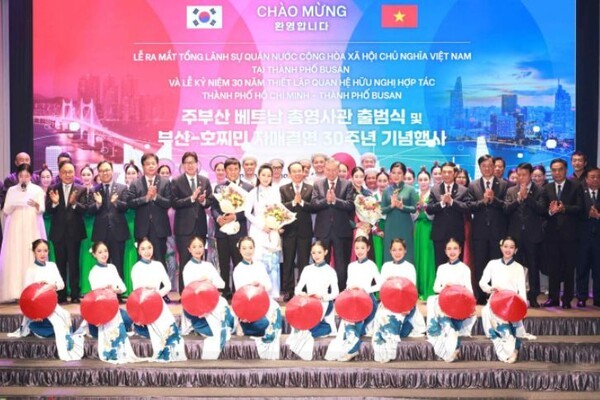 또 럼 베트남 당서기장-부인 응오 프엉 리 여사 내외와 박형준 부산시장 등 양국 관계자들이 문화공연을 관람한후 공연단과 기념촬영을 하고있다. (사진=부산시)