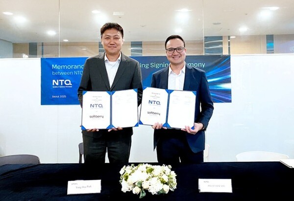 박용희 소프트베리 대표(왼쪽)와 팜 타이 손 NTQ 대표가 베트남 전기차(EV) 통합플랫폼 개발과 친환경 모빌리티 확산을 위한 업무협약을 체결한뒤 함께 협약서를 들어보이고 있다. (사진=엔티큐코리아)