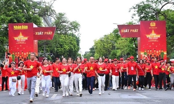 지난 주 전국 각지에서 개최된 8월 혁명 및 독립 80주년 기념 걷기 대회 행사 당시 모습. 베트남의 독립 80주년 기념일이 2주 앞으로 다가온 가운데 다양한 행사가 예정된 하노이행 국내선 항공권 가격이 급등세를 보이고 있다. (사진=VnExpress/Thanh Dat)