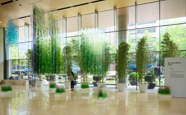 IBK기업은행이 신진작가 지원을 위해 개최하는 ‘IBK 아트스테이션 2025’에 김서울•이호준•오주영•남다현•박소희 등 5명의 작가가 참여하며, 첫 전시로 김서울 작가의 개인전 ‘공존:낙원풍경’(사진)이 오는 9월8일까지 기업은행 본점과 IBK파이낸스타워 로비에서 열린다. (사진=IBK기업은행)