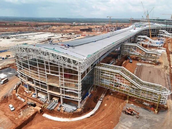 올 연말 완공 예정인 롱탄국제공항 여객터미널 건설현장. 베트남 남부 동나이성이 롱탄국제공항에서 근무할 인력을 모집하기 위한 대규모 채용박람회를 개최한다. (사진=VnExpress/Phuoc Tuan)