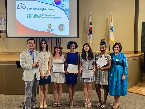 HS효성의 미국 현지법인 HS효성USA의 앨라배마주 우수학생 장학금 수여식에서 이종복 HS효성USA 사장(왼쪽)과 장학금 수상자들이 기념촬영을 하고 있다. (사진=HS효성)