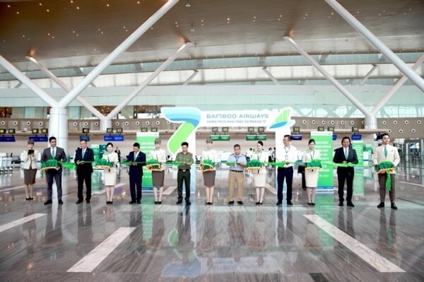 뱀부항공 및 떤선녓공항 관계자들이 국내선 3터미널 이전을 기념해 리본 커팅식을 진행 중인 모습. (사진=뱀부항공)