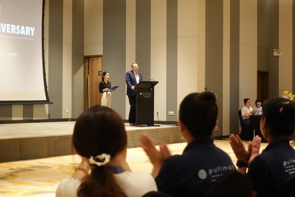 풀만 푸꾸옥의 총지배인 프랭크 피터 바이스가 축사 중인 모습. 풀만 푸꾸옥은 이달 초 개장 5주년을 기념해 음악·컬러·축제를 결합한 성대한 행사를 개최하며 그동안 임직원들의 노력과 헌신에 감사를 표하고, 앞으로의 각오를 다지는 자리를 가졌다.(사진=풀만푸꾸옥비치리조트)