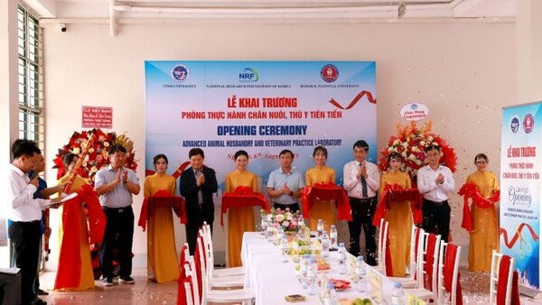 전북대가 베트남 빈대학에 개소한 첨단 축산•수의학 실습실에서 양 대학 관계자들이 박수를 치며 개소를 축하하고 있다. (사진=전북대)
