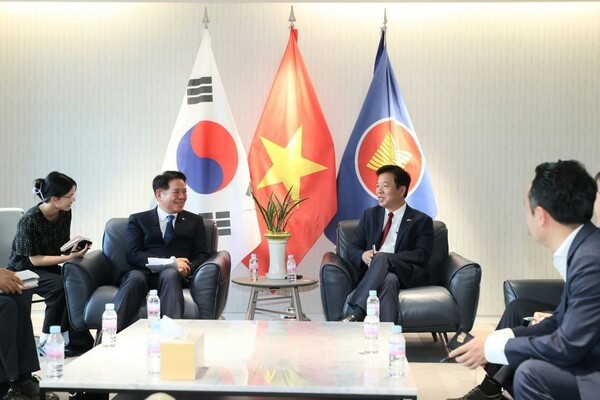 최대호 안양시장(왼쪽에서 두 번째)과 부 호(Vu Ho) 주한베트남대사(세번째)를 방문해 안양시와 베트남 지방정부간 교류협력 강화 방안을 논의하고 있다. (사진=안양시)