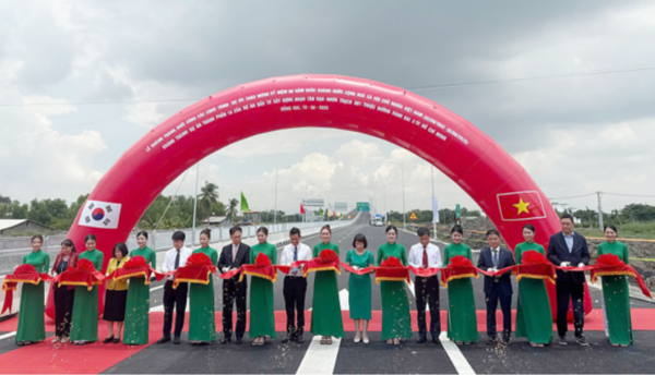 베트남 남부 호치민시와 동나이성(Dong Nai)을 잇는 핵심교통인프라 ‘년짝대교(Nhon Trach Bridge)’ 개통식에서 시공사인 금호건설, 현지 중앙•지방정부, 한국수출입은행 대외경제협력기금(EDCF) 관계자 등이 기념테이프를 자르고 있다. 베트남 혁명기념일 80주년에 맞춰 열린 개통식은 국영방송을 통해 전국에 생중계돼 관심을 끌었다. (사진=금호건설)