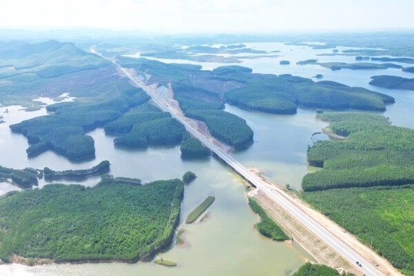 꽝찌성 반닌-깜로 고속도로 일대 전경. 베트남이 내년부터 북남고속도로 18개 노선에서 통행료 징수를 시작할 것으로 예상된다. (사진=VnExpress/Vo Thanh)