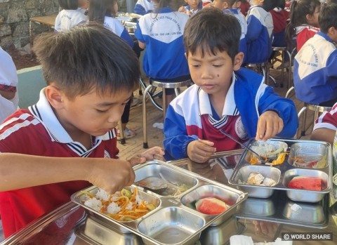 월드쉐어가 건립한 베트남 럼동성 레러이초등학교 급식실 준공식에서 월드쉐어와 학교 및 지역 관계자들이 기념테이프를 자르고 있다. 아래사진은 레러이초등학교 학생들이 급식실에서 영양있는 점심식사를 하고있는 모습. (사진=월드쉐어)