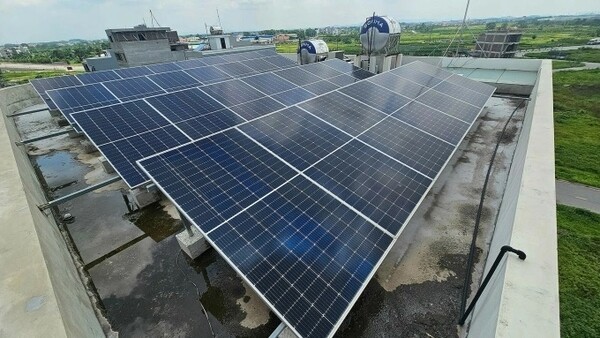 베트남 북부 한 가정에 설치된 옥상태양광 설비. 베트남이 옥상 태양광 설비 설치 가정에 가구당 최대 300만동(114달러)의 지원금 지급을 추진하고 있다. (사진=VnExpress/Phuong Anh)