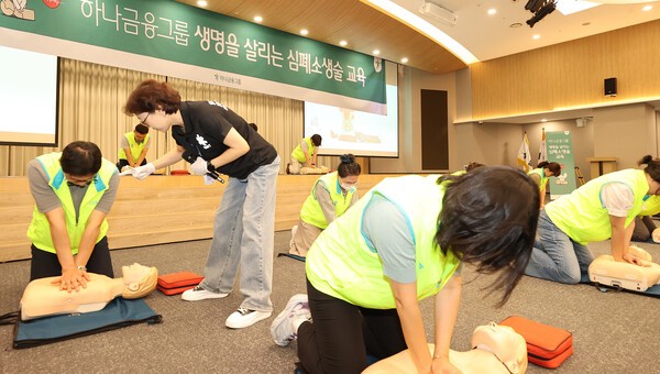 하나금융그룹 임직원들이 ‘골든타임 4분, 생명을 지키는 심폐소생술’ 교육에 참여, 심폐소생술(CPR) 실습을 하고 있다. (사진=하나금융그룹)