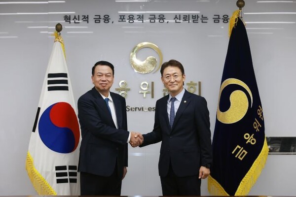 권대영 금융위원회 부위원장(오른쪽)과 응웬 득 치 베트남 재무차관이 양국간 자본시장 분야 협력강화 방안 논의에 앞서 악수하며 인사를 나누고 있다. (사진=금융위원회)