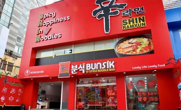 농심이 호치민에 개점한 ‘신라면 분식’ 글로벌 3호점을 개점했다. 신라면 분식은 농심이 지난 7월 수립한 신라면 글로벌 브랜드슬로건 ‘Spicy Happiness In Noodles’(SHIN, 라면에 담긴 매콤한 행복)의 가치를 오프라인에서 구체적으로 선보이는 첫사례다. (사진=농심)