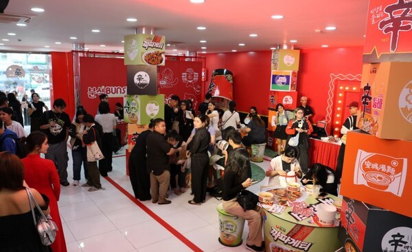 호치민시 '신라면 분식'에서 현지 소비자들이 시식체험을 하고 있다. 신라면 분식 호치민점은 K-라면 시식과 K팝•e스포츠 관람 등 복합문화 체험공간으로 꾸며졌다. (사진=농심)