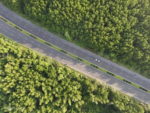 호치민 시내와 껀저 지역을 잇는 릉삭길 전경. 호치민시 껀저 당국이 전기 이륜차 전환에 나서는 지역민들에게 차량가액 전액에 대한 보조금 지원을 추진하고 있다. (사진=VnExpress/Quynh Tran)