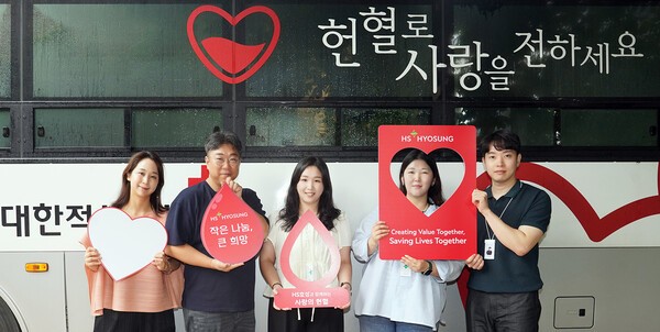 사랑의 헌혈’ 행사에 참여한 HS효성 직원들이 헌혈 독려 패널을 들어보이고 있다. (사진=HS효성)