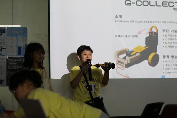 호치민시한국국제학교의 '초•중등 연계 AI 융합교육캠프'에 참여한 학생이 AI를 활용한 과제수행 결과를 발표하고 있다. (사진=호치민시한국국제학교)