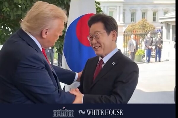 도널드 트럼프 대통령이 정상회담을 위해 백악관에 도착한 이재명 대통령을 맞이하며 환영의 인사를 나누고 있다. (사진=백악관 SNS 캡처)